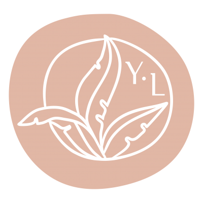 Logótipo com três folhas e as letras Y L em fundo rosa