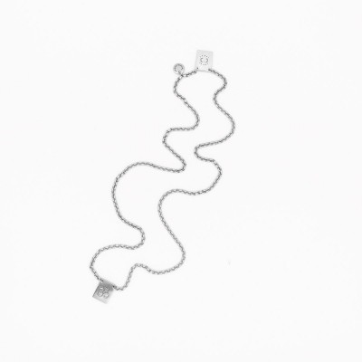 Colar prateado com pendente quadrado e corrente de elos redondos