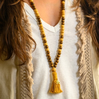 Colar de contas castanhas com pendente tassel amarelo