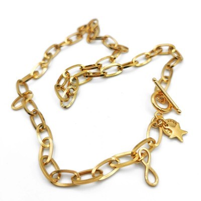 Colar dourado com cadeia grossa, fecho barra e pendentes estrela e infinito