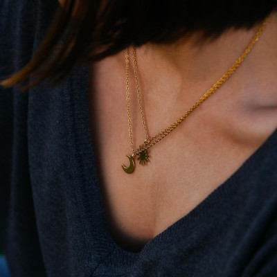 Colar duplo dourado com pingentes de lua e sol