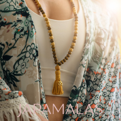 Colar japamala de contas de madeira com tassel amarelo usado com kimono floral