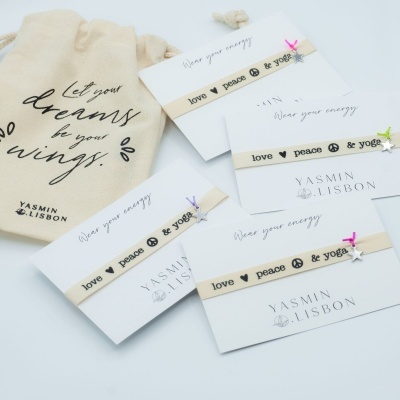 Pulseiras em tecido com mensagens inspiradoras e saco de pano com texto motivacional