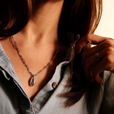 Colar com pendente de concha metálica e corrente prateada