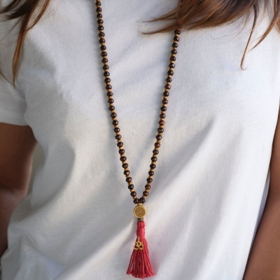 Colar longo de contas castanho-escuro com pendente e borla vermelha