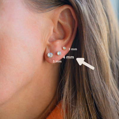 Orelha com três brincos redondos de 5 mm, 4 mm e 3 mm em pedras brilhantes
