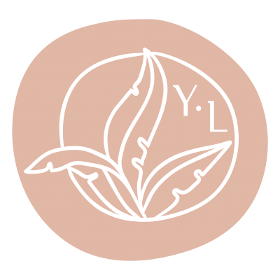 Logótipo com três folhas e as letras Y L em fundo rosa