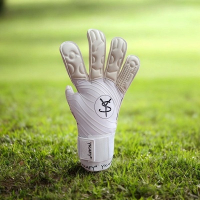 Luva de guarda-redes branca com detalhes acolchoados e fecho ajustável no pulso em relvado verde