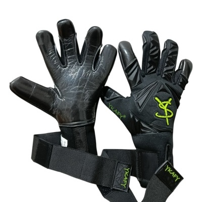 luvas desportivas pretas com punhos ajustáveis em fundo branco