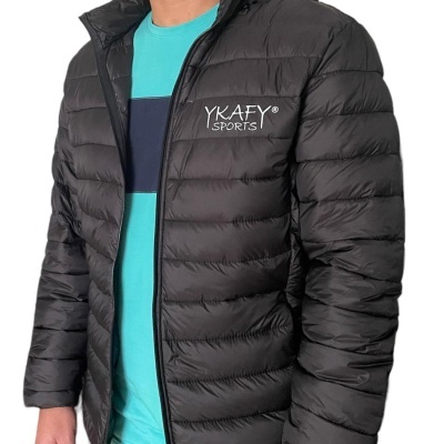 Casaco acolchoado preto com logótipo branco e t-shirt verde água por baixo