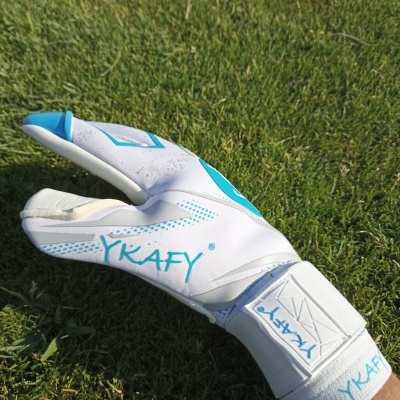 Luva desportiva branca e azul YKAFY num relvado