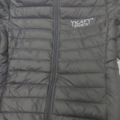 Casaco acolchoado preto com texto YKAFY SPORTS no peito