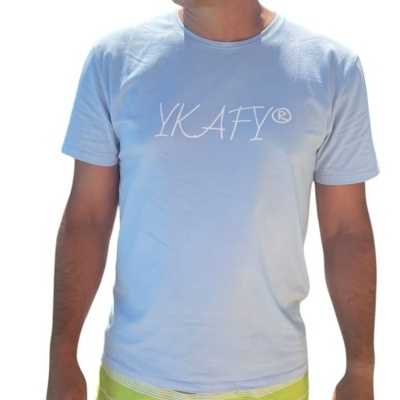 T-shirt masculina azul clara com texto branco YKAFY®