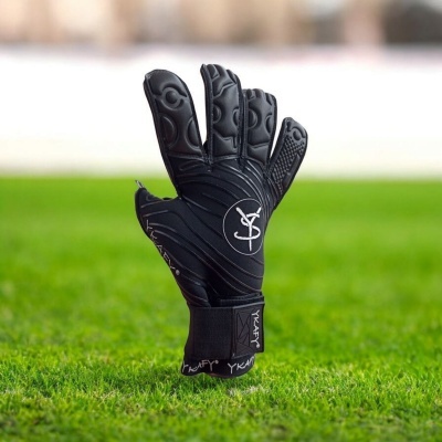 Luva preta de guarda-redes com logo branco e fecho de velcro