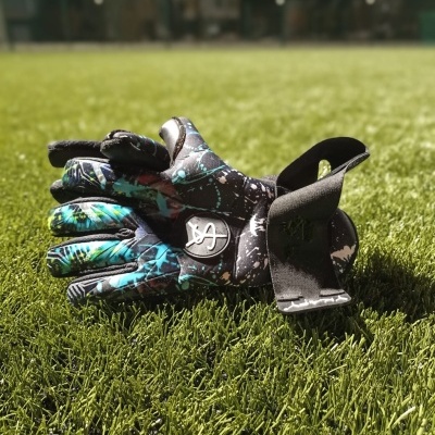 Luva desportiva colorida sobre relva artificial