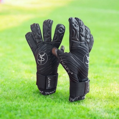 Luvas pretas de guarda-redes com reforços e fecho de velcro