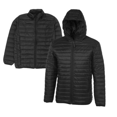 Duas jaquetas acolchoadas pretas, uma com capuz e outra sem capuz