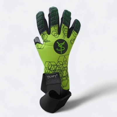 Luva desportiva verde e preta com padrão geométrico e fecho de velcro