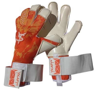 Luvas de guarda-redes laranja e branco com etiqueta YKRAGY