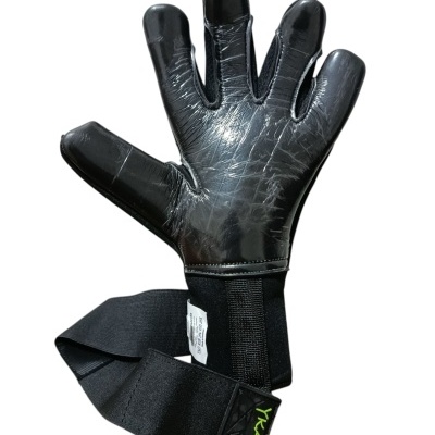 Luva preta com fecho em velcro preto e etiqueta verde YKRAFT