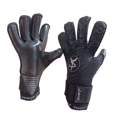 Par de luvas desportivas pretas com fecho de velcro e padrões texturizados.