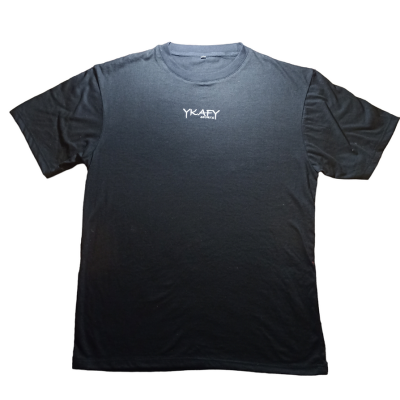 T-shirt preta com texto branco YKAFLY CUNHY no centro