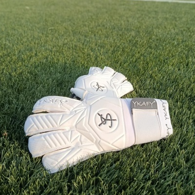 Par de luvas brancas de guarda-redes em relva artificial