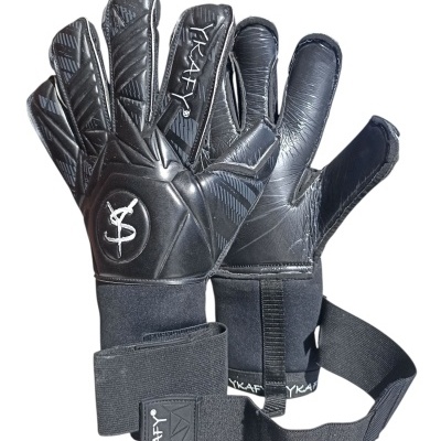 Luvas de guarda-redes de futebol pretas com detalhes texturizados e logo YKAAF