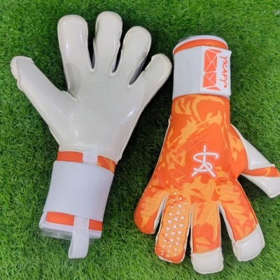 Luvas de guarda-redes laranja e branco sobre relva sintética