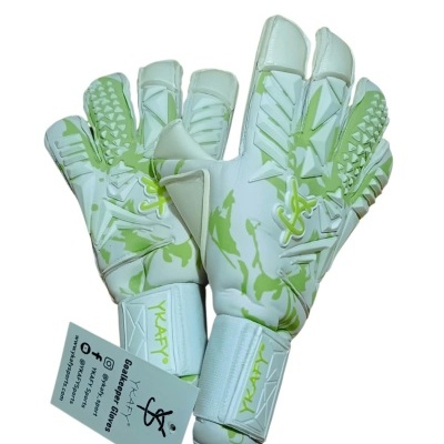 Luvas de guarda-redes brancas com padrão camuflado verde claro e detalhes em relevo.