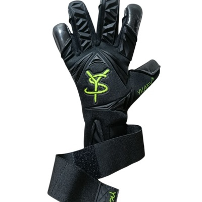 Luvas desportivas pretas com logotipo amarelo e faixa de ajuste preta.