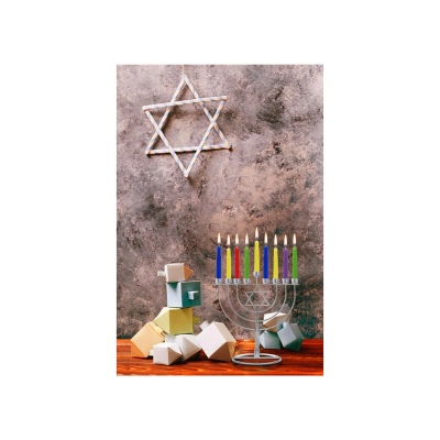 Candelabro de Chanucá prateado com velas coloridas acesas e cubos coloridos ao lado