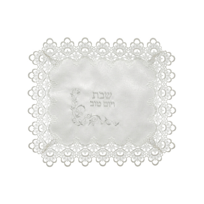 Toalha branca quadrada com renda e bordado em hebraico