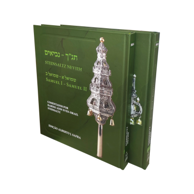 Duas caixas verdes de livros com texto em hebraico e português, e objeto ornamental prateado na capa