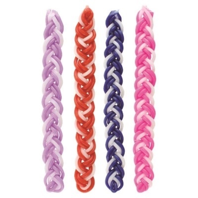 Pulseiras trançadas de plástico em lilás, vermelho, azul e rosa