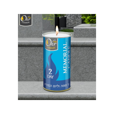 Vela memorial em lata azul com texto e chama acesa em degrau de pedra