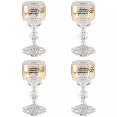 Quatro copos de vidro decorados com padrões dourados e texto hebraico