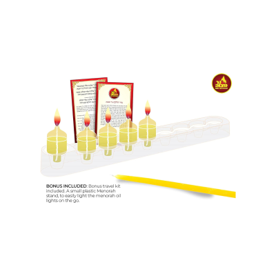 Conjunto Menorah em plástico com cinco velas amarelas acesas e instruções em papel
