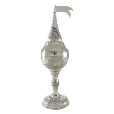 Cálice ornamentado prateado com gravações arquitectónicas e tampa com bandeira.