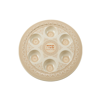 Prato cerâmico creme para Páscoa com detalhes dourados e texto em inglês e hebraico