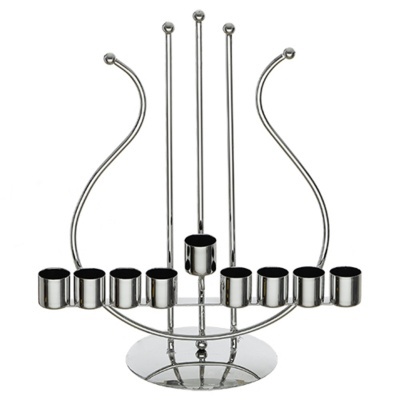 Castiçal metálico prateado com 11 suportes para velas e design curvo
