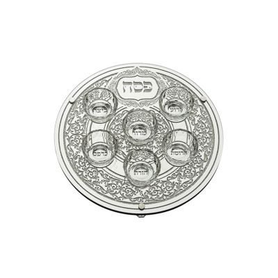 Prato de Seder Passover prateado com cinco recipientes embutidos e inscrições hebraicas.