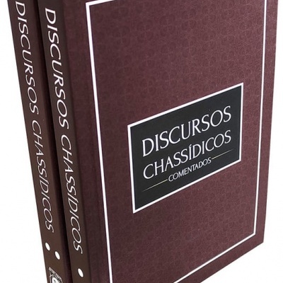 Dois livros castanhos com título Discursos Chassídicos Comentados na capa e lombada