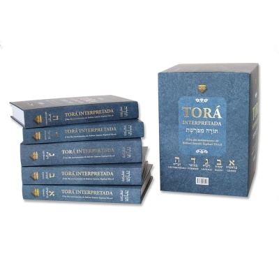 Conjunto de cinco livros azuis 'TORÁ INTERPRETADA' com caixa azul texturizada