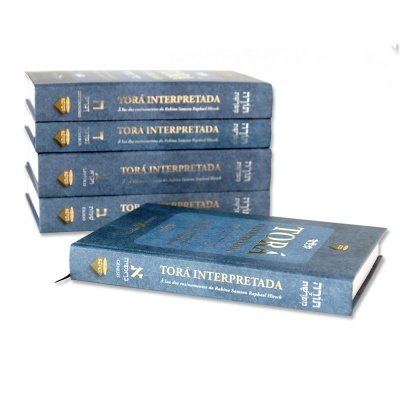 Cinco livros com capas azuis intitulados TORÁ INTERPRETADA, com texto dourado e símbolos hebraicos.