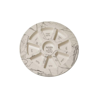 Prato de Seder pascal redondo com compartimentos em cerâmica branca e padrão marmoreado cinza.