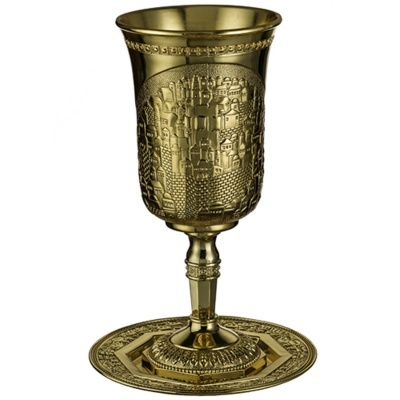 Cálice dourado de metal com relevo decorativo detalhado e base redonda