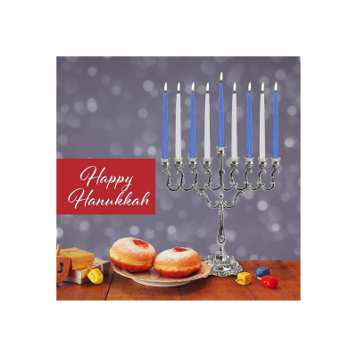 Candelabro Hanukkah com velas acesas, donuts e dreidels sobre mesa de madeira