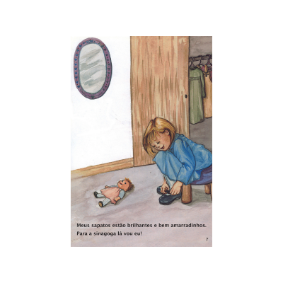 Criança a amarrar sapatos com boneca no chão, porta de madeira e espelho oval na parede