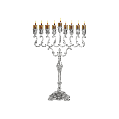 Castiçal de nove braços prateado com velas acesas em fundo branco
